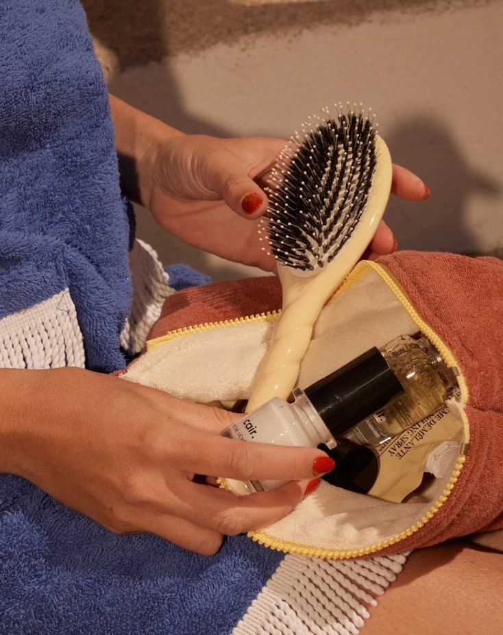 Brosse à cheveux et trousse en éponge