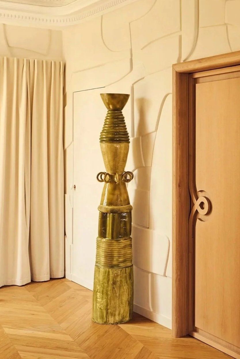Sculpture en céramique émaillée dans un appartement aux murs sculptés