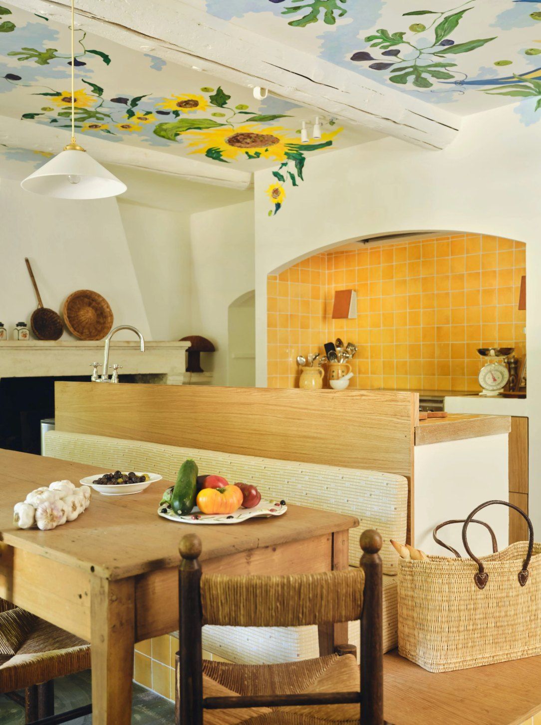 Cuisine provençale au plafond peint de tournesols et carreaux jaunes