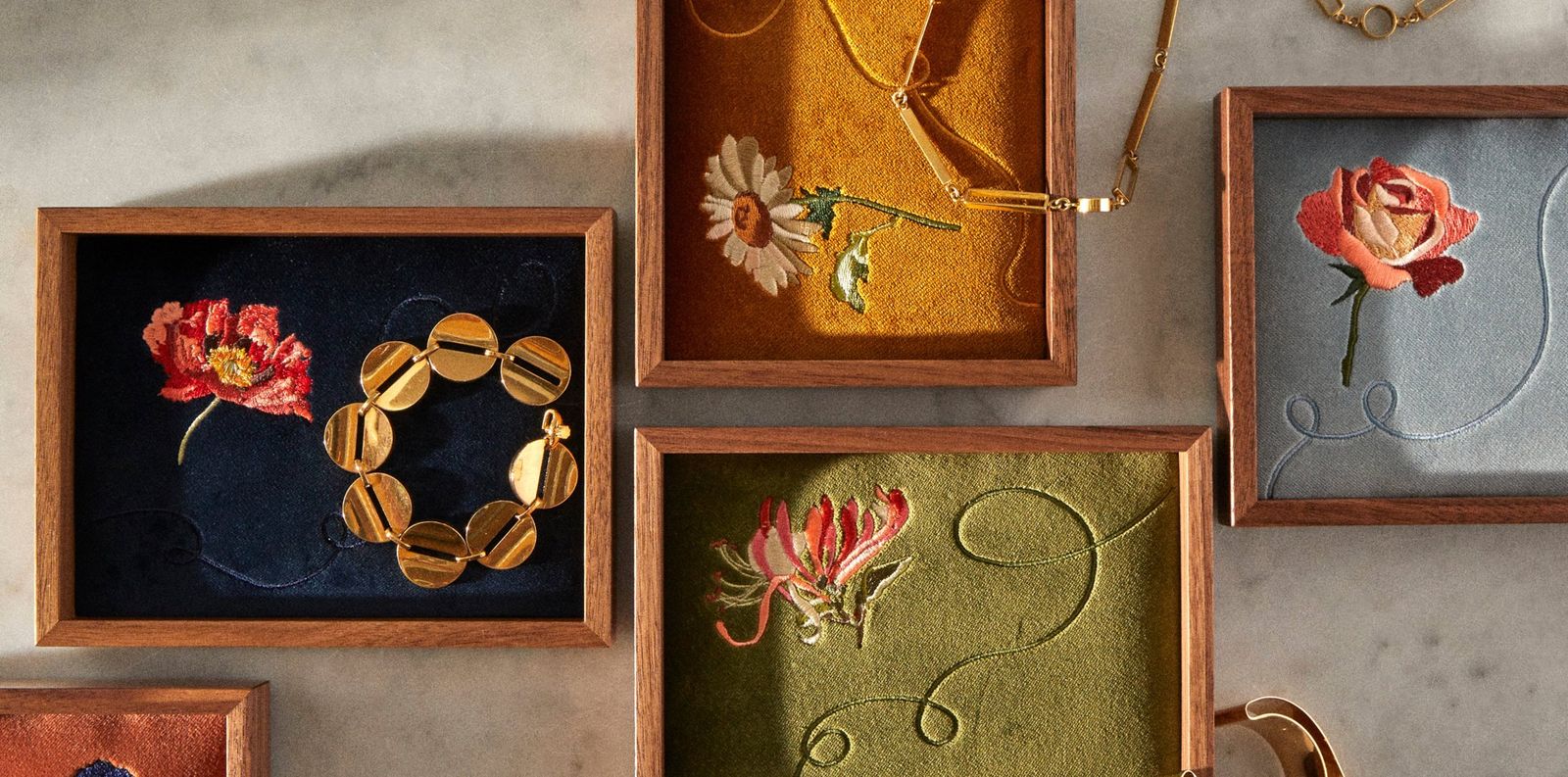 Vide-poches brodés de fleurs sur velours, bijoux dorés