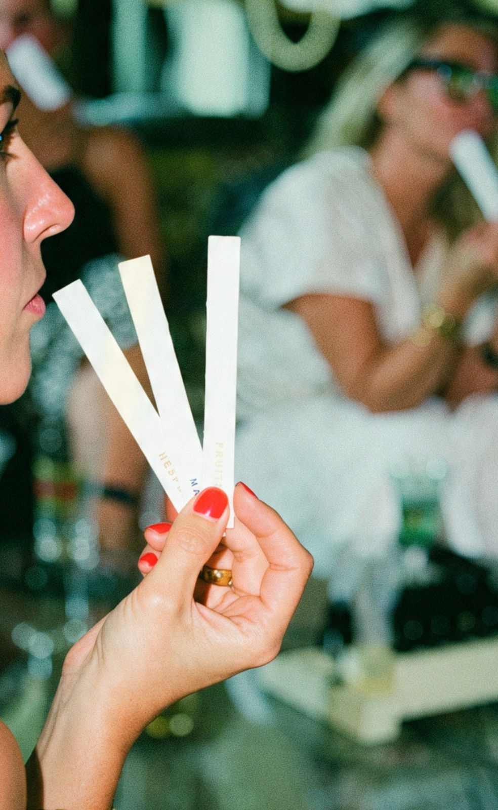 Atelier olfactif : mouillettes de parfum tenues près du visage